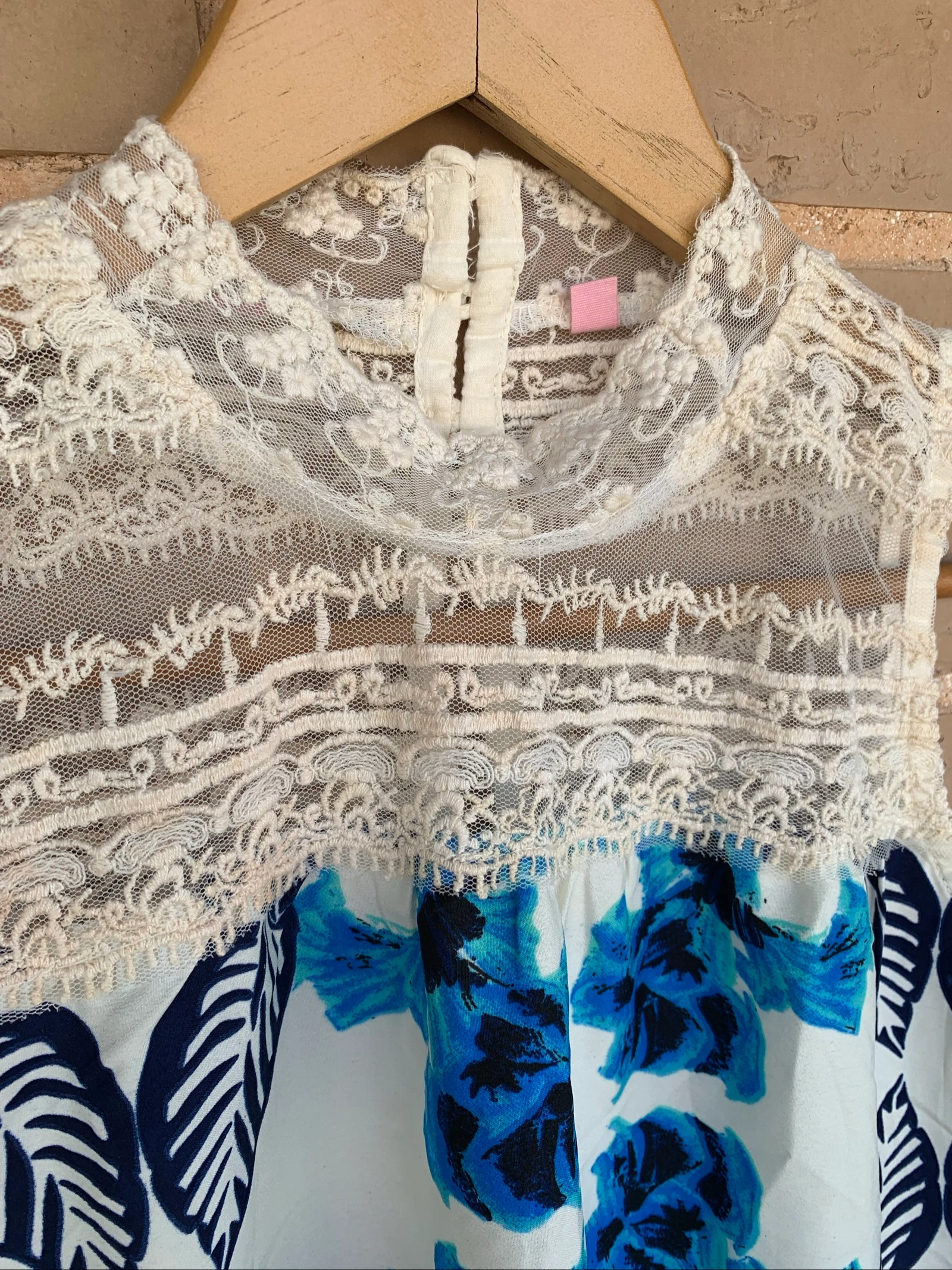 Mouwloze blouse met kant en blauwe print maat S (36) – photo 2
